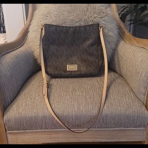 Michael Kors Signature Jet Set Brown Large Messenger Bag